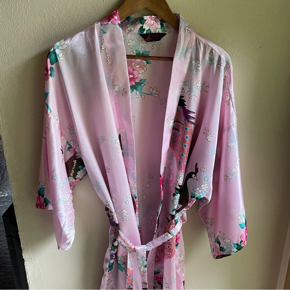 Pink Satin Floral Kimono / Robe. Peacock and Floral Motif. Size Large - Picture 12 of 15